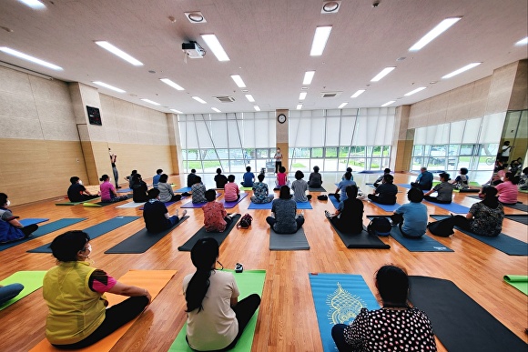 한기대 학내 노동자들이 요가 수업을 듣고 있다. [사진=한기대]