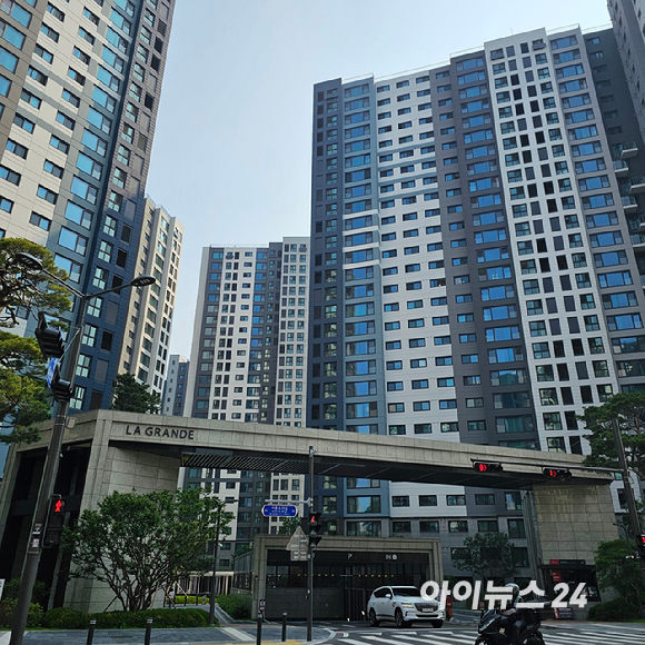 서울 동대문구 이문동의 '래미안 라그란데' 아파트 1,2단지 사이에 위치한 상가 앞에 설치된 조경석 2025.05.27 [사진=이효정 기자 ]