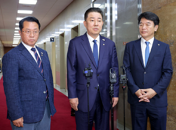더불어민주당 김병기 원내대표(가운데), 문진석 원내수석부대표(오른쪽), 문금주 원내대변인이 26일 우원식 국회의장과 회동을 마친 뒤 취재진 질문에 답변하고 있다. 2025.6.26 [사진=연합뉴스]