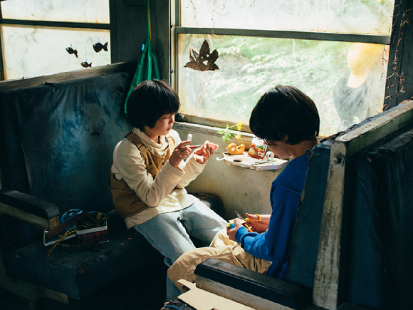 히이라기 히나타, 쿠로카와 소야가 '괴물'(감독 고레에다 히로카즈)에서 연기 호흡을 맞추고 있다.  [사진=NEW]