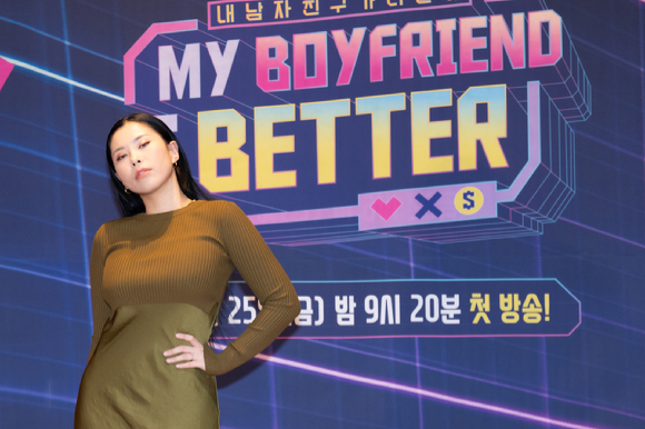 댄서 가비가 25일 온라인으로 진행된 Mnet 새 예능프로그램 '마이 보이프렌드 이즈 베러' 제작발표회에 참석해 포즈를 취하고 있다. [사진=Mnet]