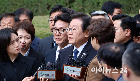 이재명 더불어민주당 대표가 25일 서울 서초구 중앙지방법원에서 위증교사 혐의 재판 1심 선고 무죄 판결을 받은 후 법원을 떠나고 있다. [사진=사진공동취재단]