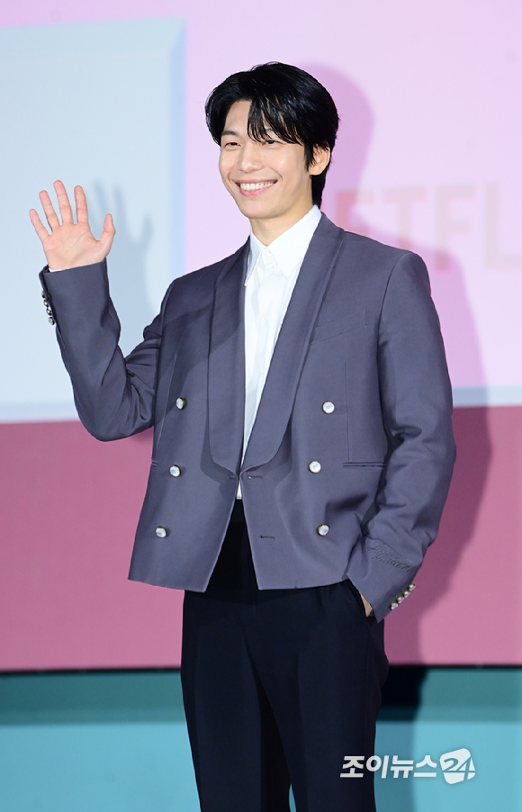 배우 위하준이 넷플릭스 시리즈 '오징어 게임' 시즌3 인터뷰에 앞서 포즈를 취하고 있다. [사진=넷플릭스]