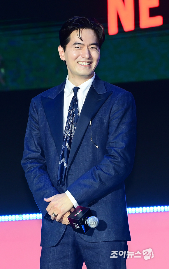배우 이진욱이 28일 오후 서울시청 앞 서울광장에서 열린 넷플릭스·서울특별시 공동주최 2025 K콘텐츠 서울여행주간 '오징어 게임​' 시즌3 피날레 이벤트에 참석하고 있다. [사진=정소희 기자]