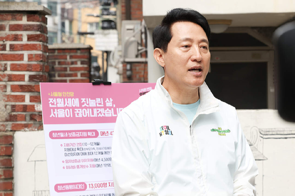 오세훈 국민의힘 서울시장 후보가 2일 서울 관악구 신림동 원룸촌을 찾아 청년 주거 공약을 발표하고 있다. [사진=오세훈 국민의힘 서울시장 후보 선거대책위원회]
