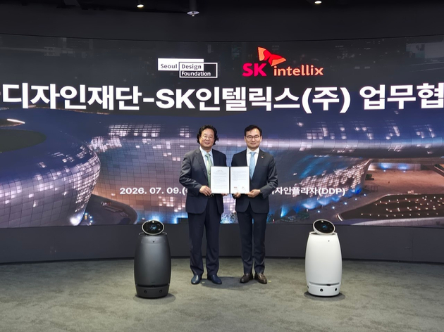 안무인 SK인텔릭스 대표이사(오른쪽)와 차강희 서울디자인재단 대표이사. [사진=SK인텔릭스]