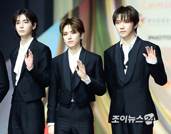 그룹 보이넥스트도어(BOYNEXTDOOR)가 25일 오후 인천광역시 중구 운서동 인스파이어 아레나에서 열린 '2025 SBS 가요대전' 레드카펫 행사에 참석하고 있다.&nbsp;