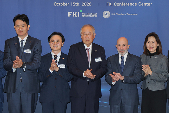 15일 서울 여의도 FKI타워 컨퍼런스센터에서 열린 제36차 한미재계회의에서 조원태 한진그룹 회장(왼쪽부터), 김정관 산업통상부 장관, 류진 한경협 회장, 에반 그린버그 미한재계회의 위원장, 미셸 스틸 주한미국대사가 참석해 기념촬영을 하고 있다. 2026.10.15 [사진=연합뉴스]