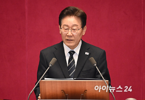 이재명 대통령이 2일 서울 여의도 국회 본회의장에서 중동 사태 대응 등을 위한 추가경정예산안에 대한 시정연설을 하고 있다. [사진=곽영래 기자]