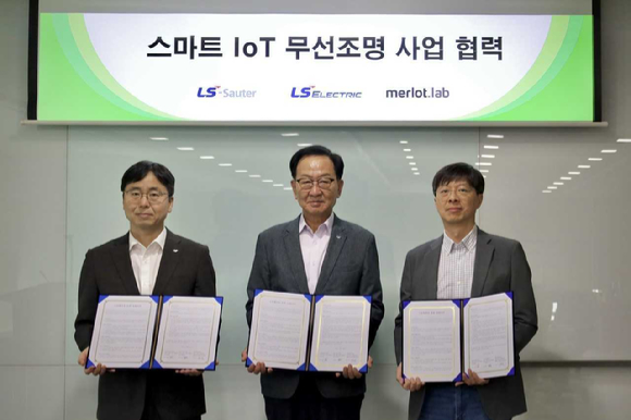 박우범 LS일렉트릭 전무(가운데), 김성용 LS사우타 대표(왼쪽), 신소봉 메를로랩 대표(오른쪽)이 MOU 체결 후 기념촬영을 하는 모습 [사진=LS일렉트릭]