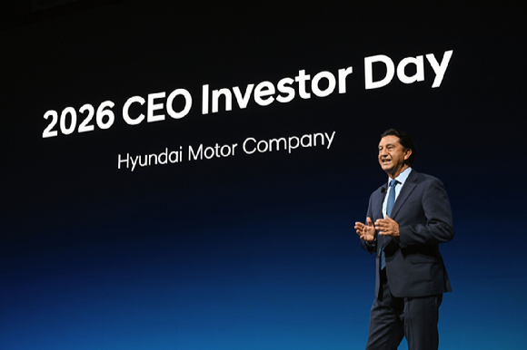 호세 무뇨스 현대차 대표이사(CEO&middot;사장)가 '2026 CEO 인베스터 데이'에서 중장기 사업 전략을 설명하고 있다. [사진=현대자동차]