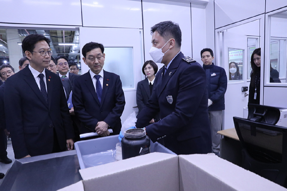 배경훈 부총리 겸 과기정통부 장관이 29일 16시경 우정사업본부 동서울우편집중국(서울 광진구 소재)을 방문해 국제우편물 마약류 2차 검사 시범사업 현장 운영 상황을 점검하고 있다. [사진=과기정통부]