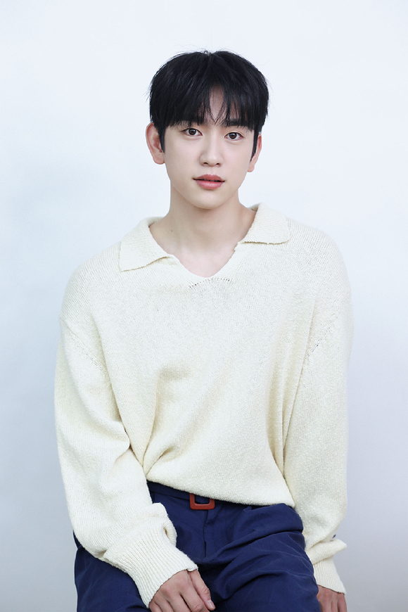 갓세븐 멤버이자 배우 박진영이 tvN 토일드라마 '미지의 서울' 인터뷰에 앞서 포즈를 취하고 있다. [사진=BH엔터테인먼트]