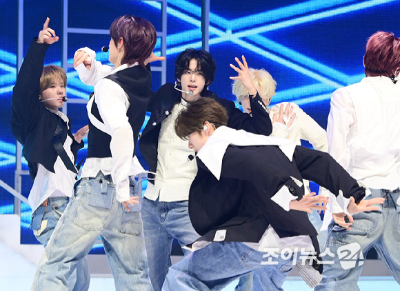 그룹 투어스가 27일 오후 서울 광진구 광장동 예스24라이브홀에서 열린 투어스(TWS) 미니 5집 'NO TRAGEDY' 발매 기념 쇼케이스에서 타이틀곡 '널 따라가' 무대를 선보이고 있다. [사진=정소희 기자]