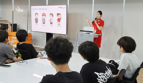 7월 11일 티웨이항공이 국립항공박물관에서 마곡하늬중학교 학생들을 대상으로 항공진로체험교육 강연을 진행하고 있다. [사진=티웨이항공]