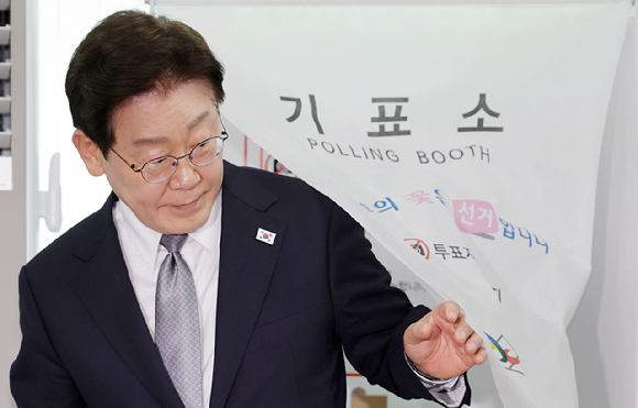 제9회 전국동시지방선거 및 국회의원 재&middot;보궐 선거가 시작된 3일 서울 중구 청구초등학교 야구부실내훈련장에 마련된 투표소에서 시민들이 투표를 하고 있다. [사진=곽영래 기자]