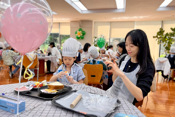 지난 18일 현대엔지니어링 계동 본사에서 진행된 해외근무 임직원 자녀 초청행사에 참여한 임직원 자녀들이 직접 음식을 만들어보고 있다. [사진=현대엔지니어링]