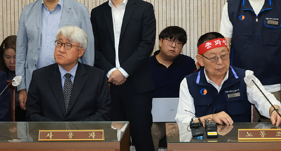 15일 서울 영등포구 서울지방노동위원회에서 열린 서울시버스노동조합의 노동 쟁의 관련 분쟁에 대한 2차 조정회의에서 박점곤 서울시버스노조 위원장(오른쪽)과 김정환 서울시버스운송조합 이사장이 참석해 있다. [사진=연합뉴스]