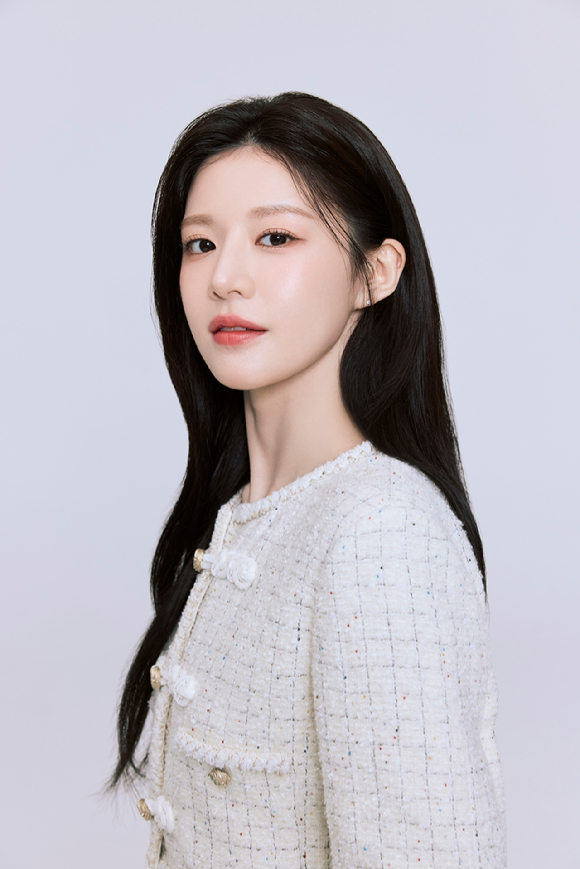 '언젠가는 슬기로울 전공의 생활'에 출연한 배우 고윤정이 인터뷰에 앞서 사진촬영을 하고 있다. [사진=MAA]