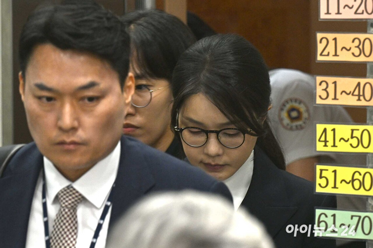 윤석열 전 대통령 부인 김건희 씨가 12일 오후 서울 서초구 서울중앙지방법원에서 열린 구속 전 피의자 심문(영장실질심사)을 마치고 법원을 나서고 있다. [사진=사진공동취재단]