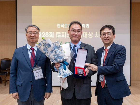 한국로지스틱스 유통물류 부문 대상 시상식에서 한국로지스틱스 전 학회장 민승홍 교수(왼쪽), BGF로지스 이민재 대표(가운데), 한국로지스틱스학회장 문성암 교수가 기념촬영을 하고 있다. [사진=BGF리테일]