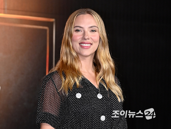 할리우드 배우 스칼렛 요한슨이 1일 오후 서울 종로구 포시즌스 호텔 서울에서 열린 영화 '쥬라기 월드: 새로운 시작' 내한 기자간담회에서 포토타임을 갖고 있다. [사진=곽영래 기자]