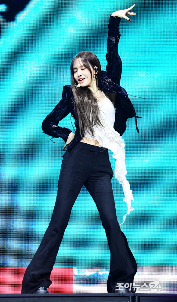 그룹 아이브 리즈가 23일 오후 서울 광진구 광장동 예스24라이브홀에서 열린 아이브(IVE) 정규 2집 '리바이브 플러스'(REVIVE+) 발매 기념 쇼케이스에서 '블랙홀' 무대를 선보이고 있다. [사진=정소희 기자]