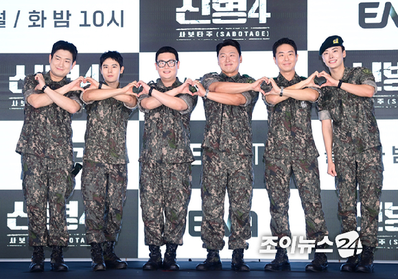 (왼쪽부터)배우 남태우-김동준-김민호-오대환-이현균-이원정이 24일 오후 서울 구로구 신도림동 더세인트에서 열린 ENA 새 월화드라마 '신병4 : 사보타주' 제작발표회에 참석하고 있다. [사진=정소희 기자]