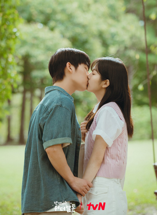 배우 신은수가 tvN 월화드라마 '반짝이는 워터멜론'(극본 진수완, 연출 손정현) 종영 인터뷰에 앞서 포즈를 취하고 있다. [사진=앤피오엔터테인먼트]