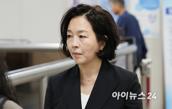 1억원의 공천 헌금 의혹을 받는 김경 전 서울시의원이 14일 서울 서초구 서울중앙지방법원에서 열린 1심 선고 공판에 출석하고 있다. [사진=곽영래 기자]