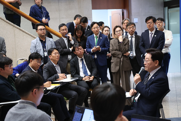 이재명 대통령이 19일 언론인들의 취재 공간인 청와대 춘추관 로비에서 기자들과 간담회를 하고 있다. 2026.10.19 [청와대통신사진기자단] [사진=연합뉴스]