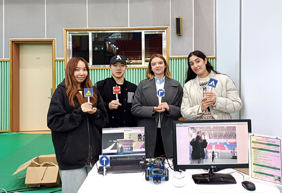 경복대학교 소프트웨어융합학과 재학생들이 AI 기반 교통 표지판 인식 자율주행차(AI CAR)를 시연하고 있다. [사진=경복대학교]