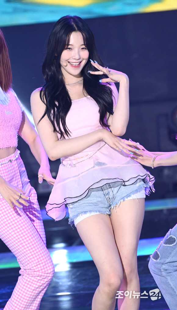 그룹 프로미스나인 백지헌이 12일 오후 서울 마포구 상암동 SBS프리즘타워에서 열린 SBS M '더쇼' 생방송 현장에서 멋진 무대를 선보이고 있다. [사진=정소희 기자]