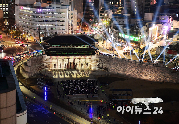 방탄소년단(BTS) 3년 9개월 만에 완전체로 컴백한 가운데 20일 오후 서울 숭례문에서 'BTS 더 시티 아리랑 서울' 미디어 파사드가 펼쳐지고 있다. [사진=정소희 기자]