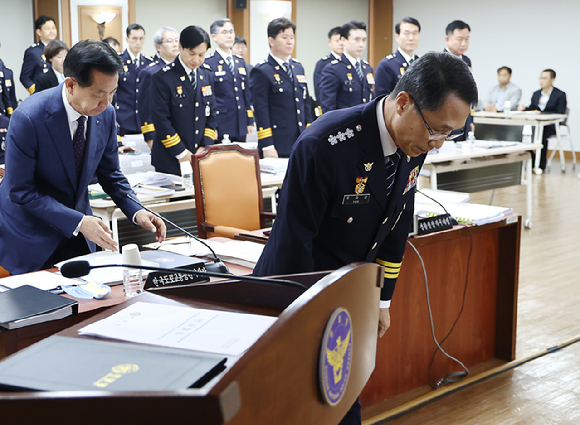 17일 서울 서대문구 경찰청에서 열린 국회 행정안전위원회 경찰청 대상 국정감사에서 유재성 경찰청장 직무대행이 인사를 하고 있다. [사진=연합뉴스]