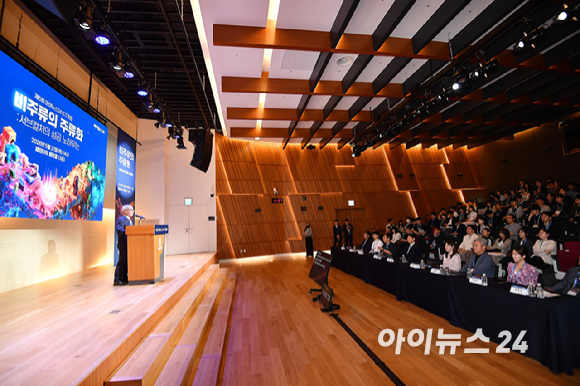종합경제미디어 아이뉴스24가 주최하는 국내 게임과 콘텐츠 전반의 대세로 자리매김한 키워드인 '서브컬쳐'를 조망하는 ICT포럼 '비주류의 주류화: 서브컬쳐의 성공 노하우는' 이 21일 오후 서울 페럼타워에서 열렸다. 최원석 문화체육관광부 게임콘텐츠산업과 과장이 최성희 문화체육관광부 문화미디어산업실 콘텐츠미디어산업관의 축사를 대독하고 있다. [사진=곽영래 기자]