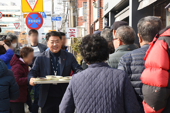 ﻿오은택 부산 남구청장이 배식을 진행하고 있다. [사진=두산건설]