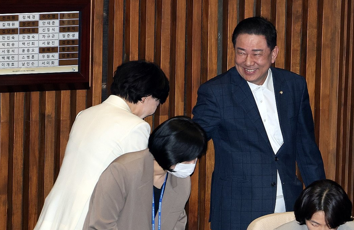 뇌물수수 의혹 등을 받는 무소속 김병기 의원이 지난 4월 2일 조사를 받기 위해 마포구 서울경찰청 공공범죄수사대에 출석하고 있다. 2026.4.2 [사진=연합뉴스]