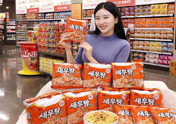 모델이 '홈플러스 메가 푸드 마켓 라이브' 강서점에서 신제품 '농심 새우탕면'을 소개하는 모습. [사진=홈플러스]