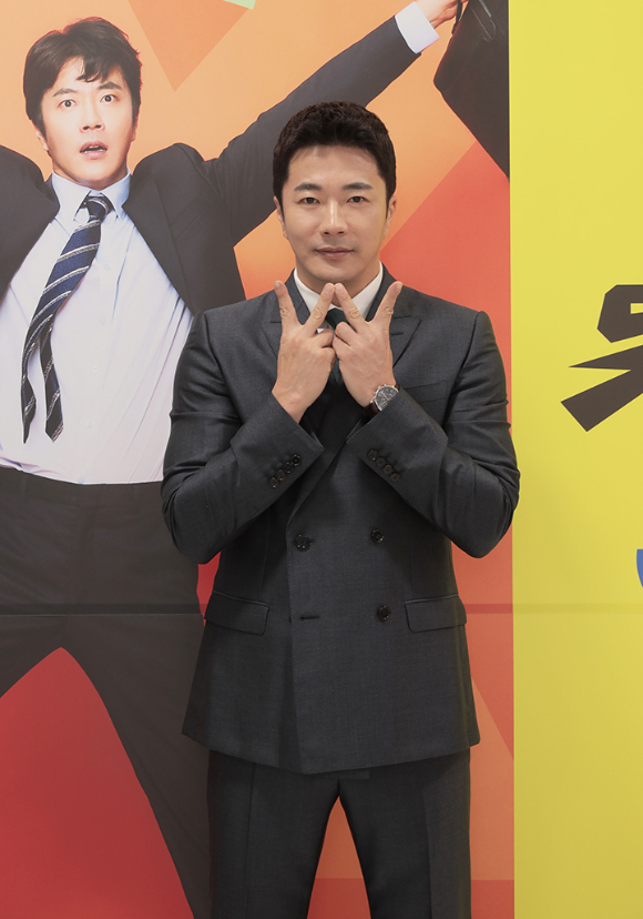 배우 권상우가 2일 온라인으로 진행된 웨이브 오리지널 드라마 '위기의 X' 제작발표회에 참석해 포즈를 취하고 있다. [사진=웨이브]