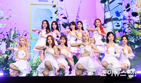 그룹 이달의 소녀가 20일 오후 서울 강남구 삼성동 코엑스 오디토리움에서 열린 서머 스페셜 미니 앨범 '플립 댓(Flip That)' 발매 기념 쇼케이스에 참석해 공연을 하고 있다. [사진=김성진 기자]