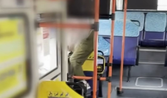 울산 한 버스에서 승객이 하차를 요구하며 창문 밖으로 뛰어내릴 듯한 모습을 보여 논란이 되고 있다. [사진=JTBC 사건반장 캡처]