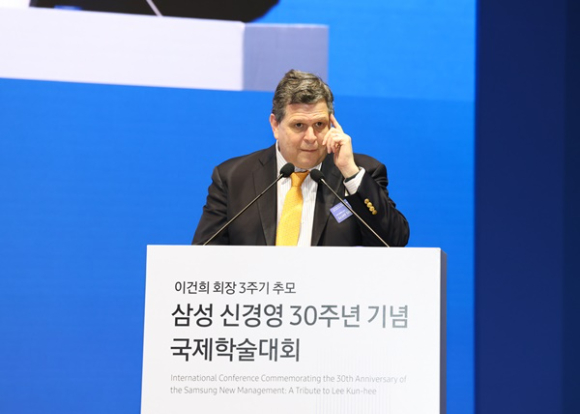 스콧 스턴 매사추세츠공과대(MIT) 경영대 교수가 18일 삼성 서초사옥에서 열린 '이건희 회장 3주기 추모&middot;삼성 신경영 30주년 기념 국제학술대회'에서 강연하고 있다. [사진=삼성전자]