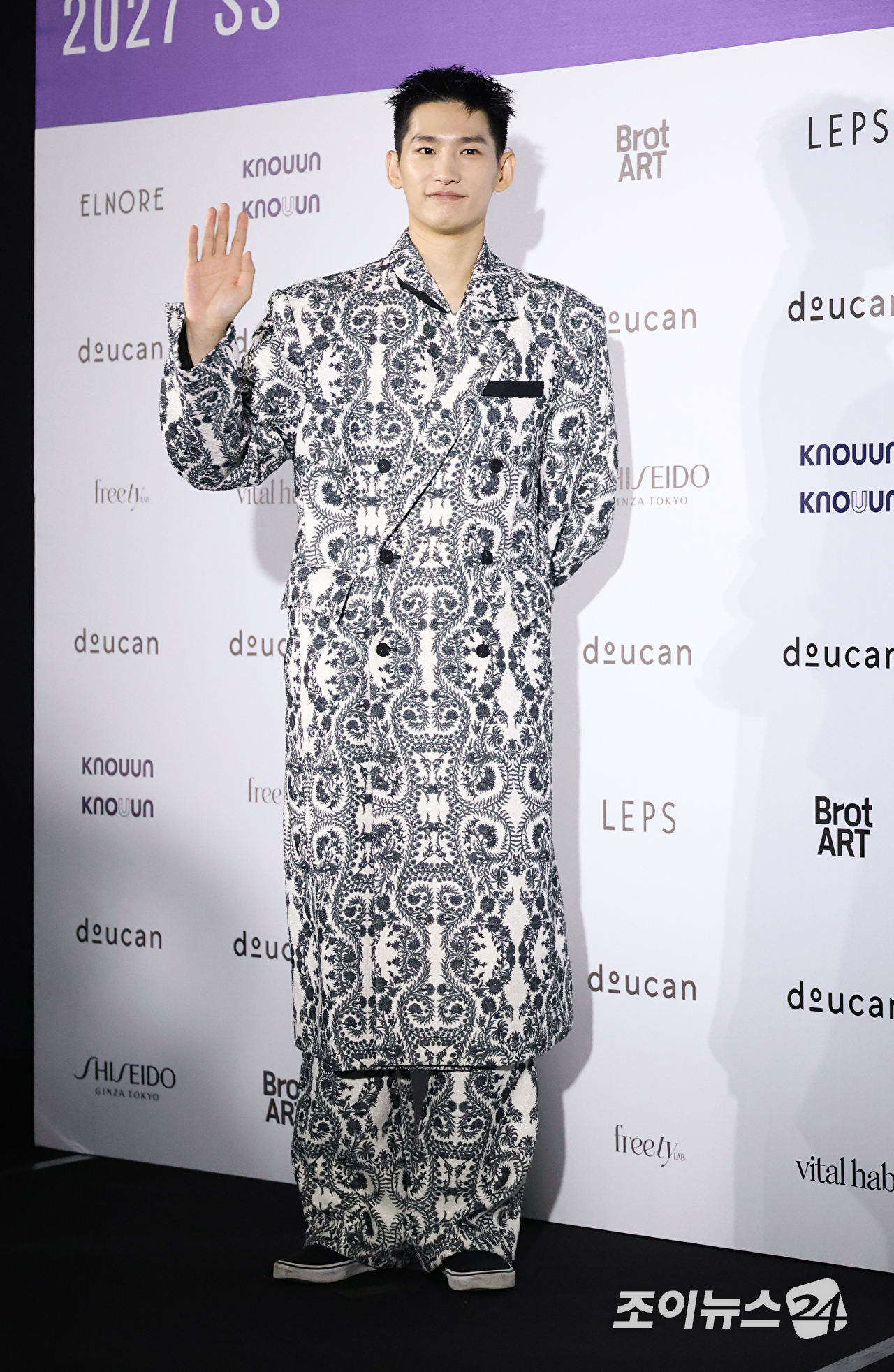배우 박형섭이 1일 오후 서울 중구 동대문디자인플라자에서 진행된 2027 S/S 서울패션위크 '두칸' 컬렉션에 참석해 포즈를 취하고 있다. [사진=문수지 기자]