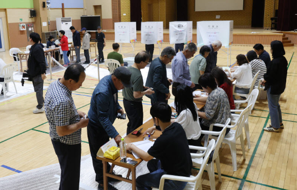 제9회 전국동시지방선거일인 3일 강원 춘천시 봄내초등학교 체육관에 마련된 석사동 제6투표소에서 유권자들이 투표하고 있다. [사진=연합뉴스]