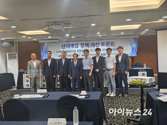 정진우 서울과기대 교수 등 참석자들이 13일 서울 중구 한국프레스센터에서 열린 '산재예방 정책 개선 토론회'에 앞서 기념촬영을 하고 있다. [사진=설재윤 기자]