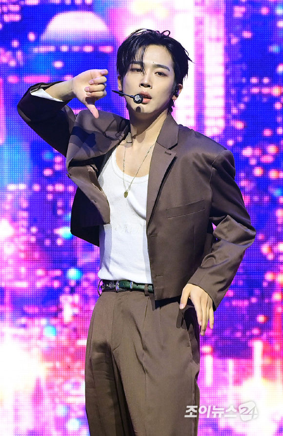 그룹 위아이 김요한이 29일 오후 서울 광진구 예스24라이브홀에서 열린 위아이(WEi) 여덟 번째 미니앨범 '원더랜드' 발매 기념 쇼케이스에 참석해 타이틀곡 '홈' 무대를 선보이고 있다. [사진=정소희 기자]