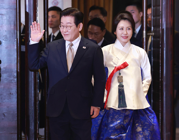 이재명 대통령과 김혜경 여사가 4일 중국 베이징 한 호텔에서 열린 재중 한국인 간담회에 입장하고 있다. 2026.1.4 [사진=연합뉴스]