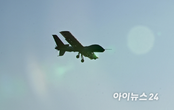 12일 포항 해상에 위치한 해군 독도함에서 실시된 '대형플랫폼 함정 무인기 운용 전투 실험' 에서 미국 제너럴 아토믹스(General Atomics)에서 개발 중인 고정익 무인기 모하비(Mojave)가 이륙해 동해 상공을 비행하고 있다. [사진=사진공동취재단]