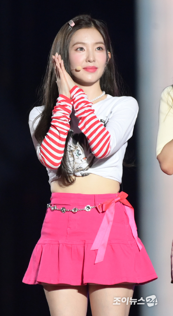 그룹 레드벨벳 아이린이 20일 오후 경기 수원월드컵경기장에서 진행된 '에스엠타운 라이브 2022 : 에스엠씨유 익스프레스 @휴먼 시티_수원'(SMTOWN LIVE 2022 : SMCU EXPRESS @HUMAN CITY_SUWON) 콘서트에 참석해 인사하고 있다. [사진=정소희 기자]